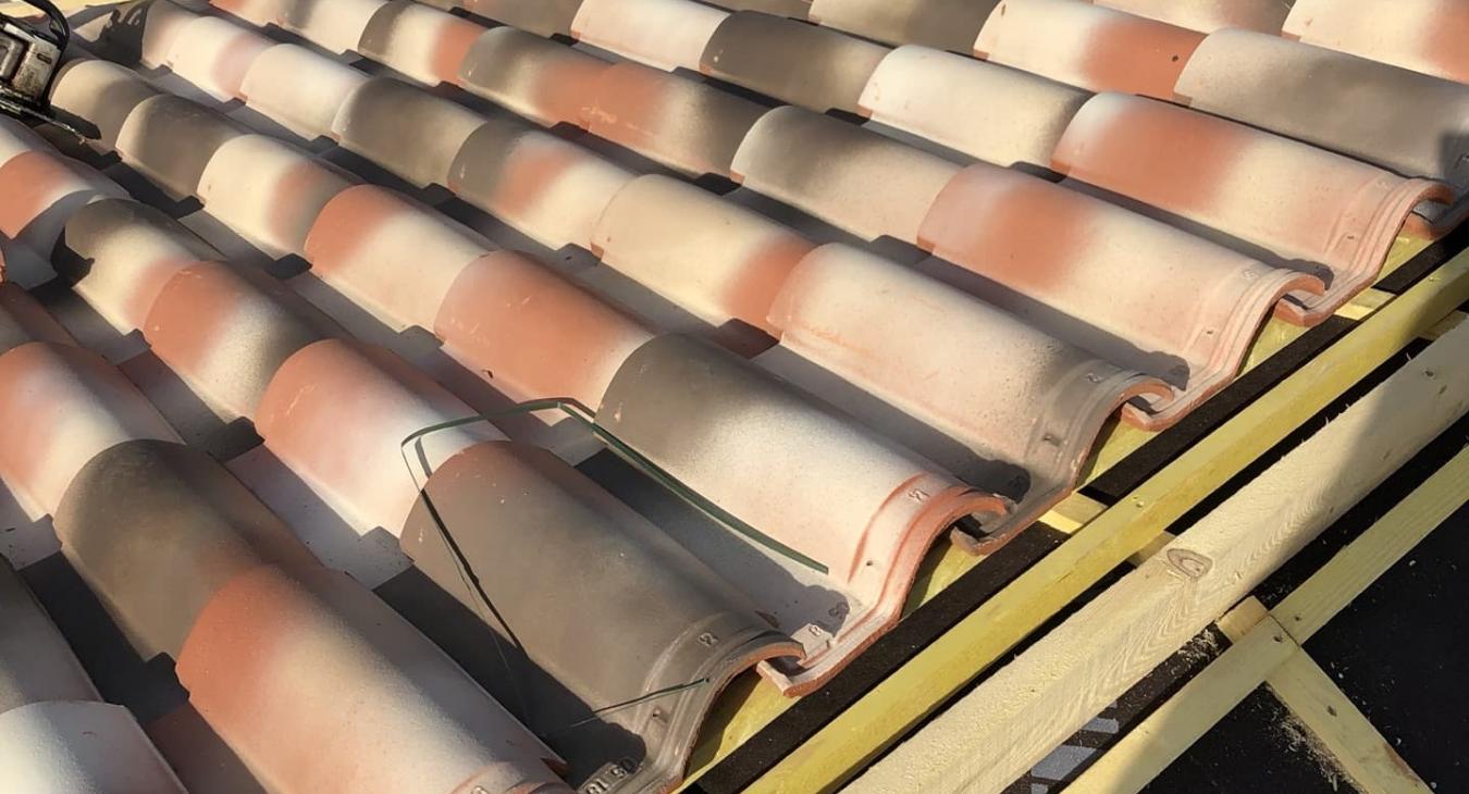Réalisation d'une toiture en tuiles flammées