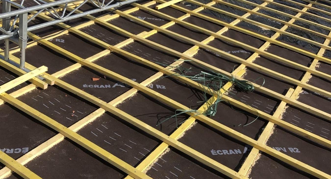 Réalisation d'une toiture en tuiles flammées